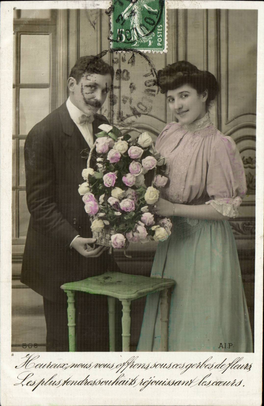 CPA FAntaisie Couple Heureux nous vous offrons sous ces gerbes fleurs