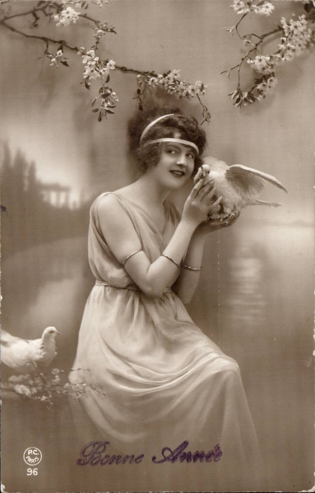 CPA FAntaisie Femme Bonne annee (colombe)