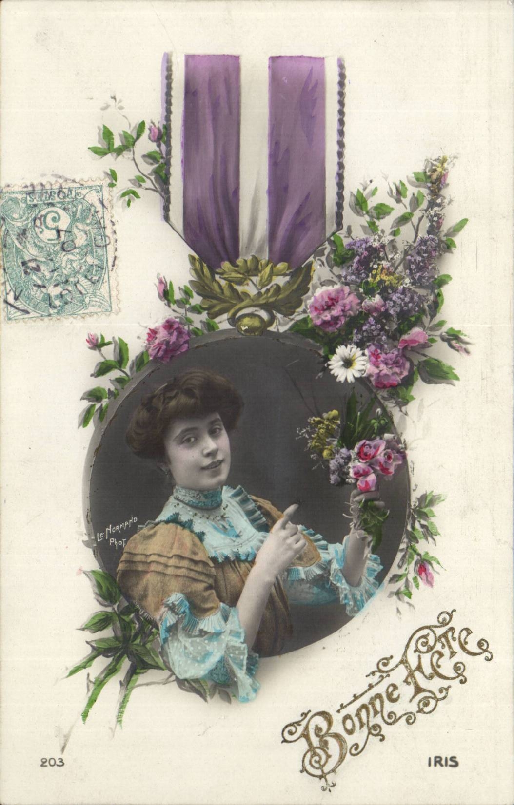 Femme en robe à volants — avec bouquet — éditeur IRIS, n° 203