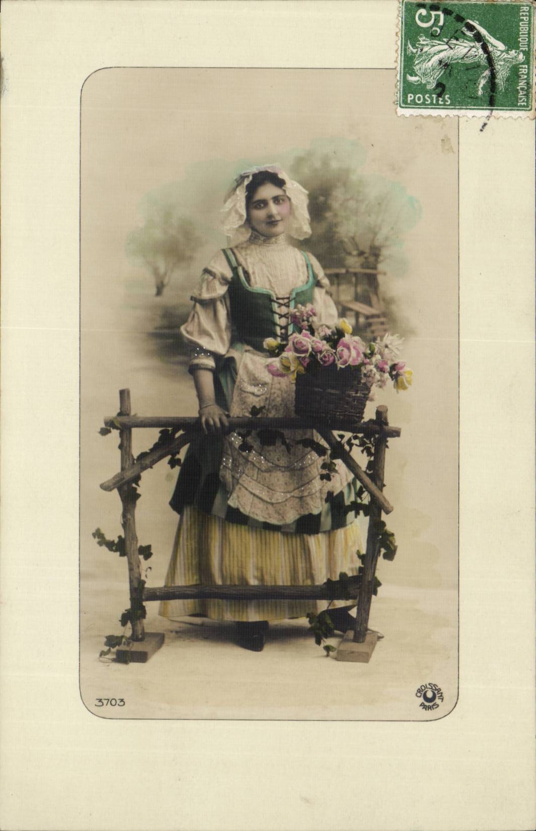 Frau im traditionellen Kleid — mit Blumenkorb — Verlag Coussent, Paris, n° 3703