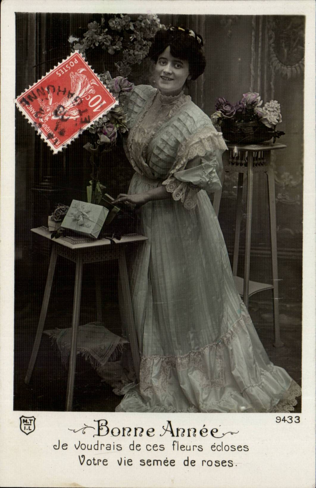 Femme en robe à volants — Bonne Année — M.T.I.L. n°9433