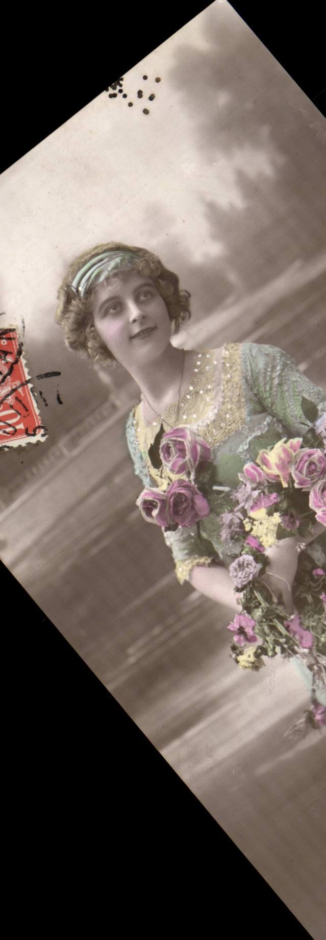 Femme en robe brodée tenant un bouquet de roses — CPA/CPM éditée par CPAPHIL