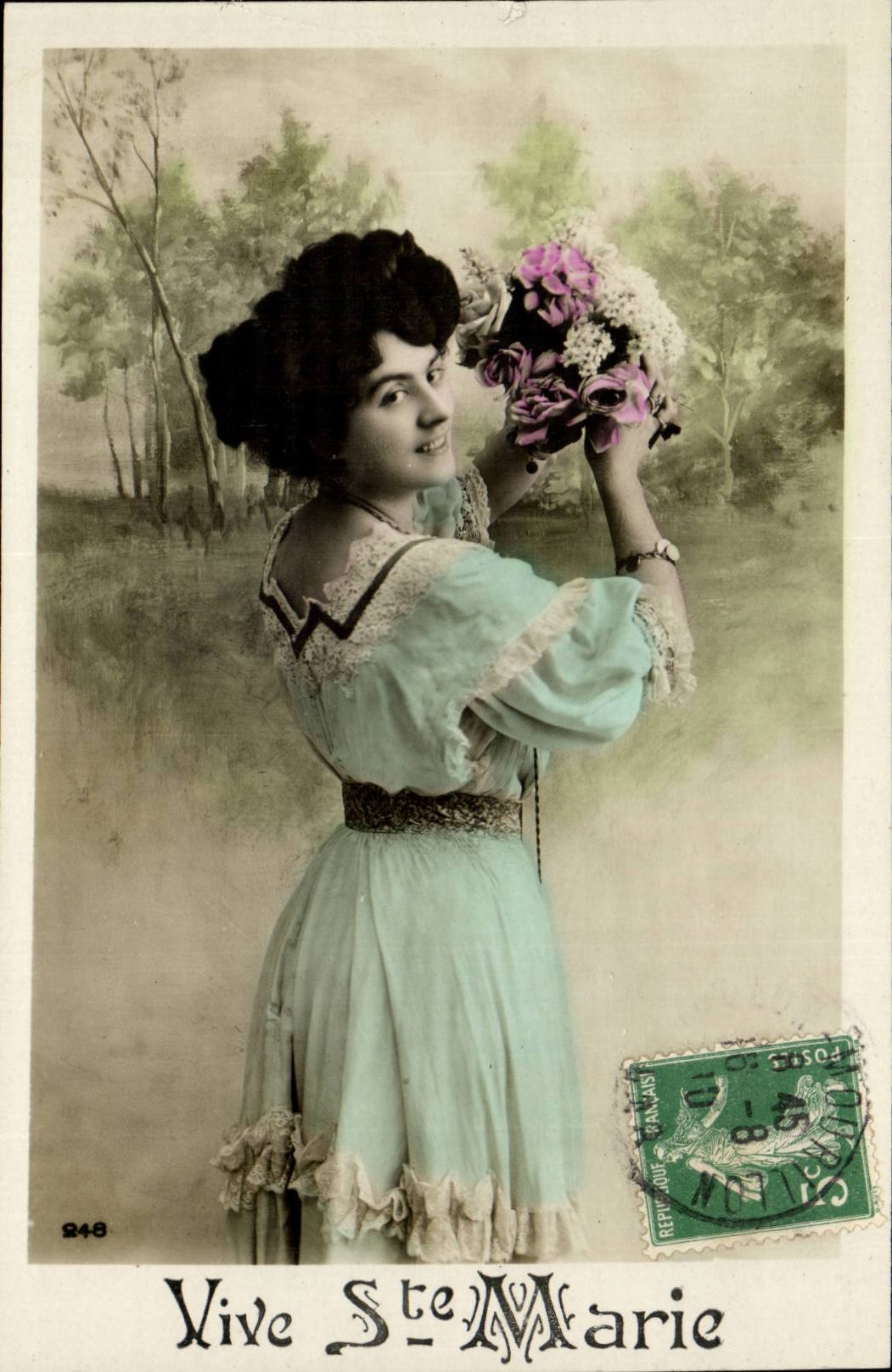 Mujer en vestido azul pálido sosteniendo un ramo — Vive Ste Marie — editor anónimo, n° 248