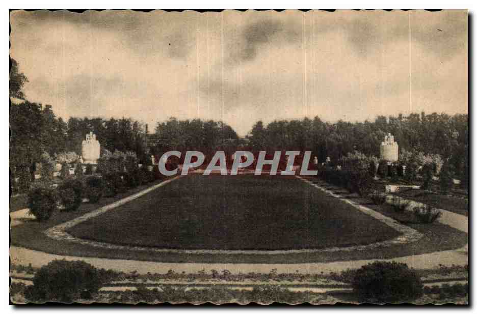 Bourges - Jardin des Pres Fichaux Le Tapis Vert - CPA 