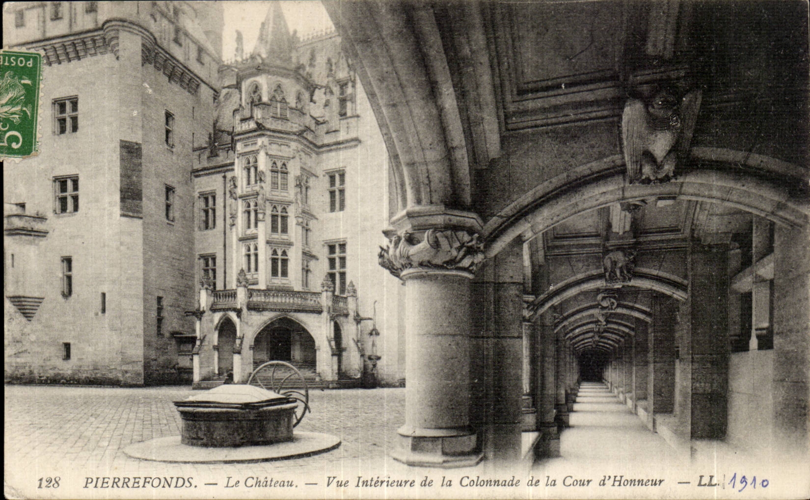 Pierrefonds — Le Château — Vue Intérieure de la Colonnade de la Cour d'Honneur — LL. 1910