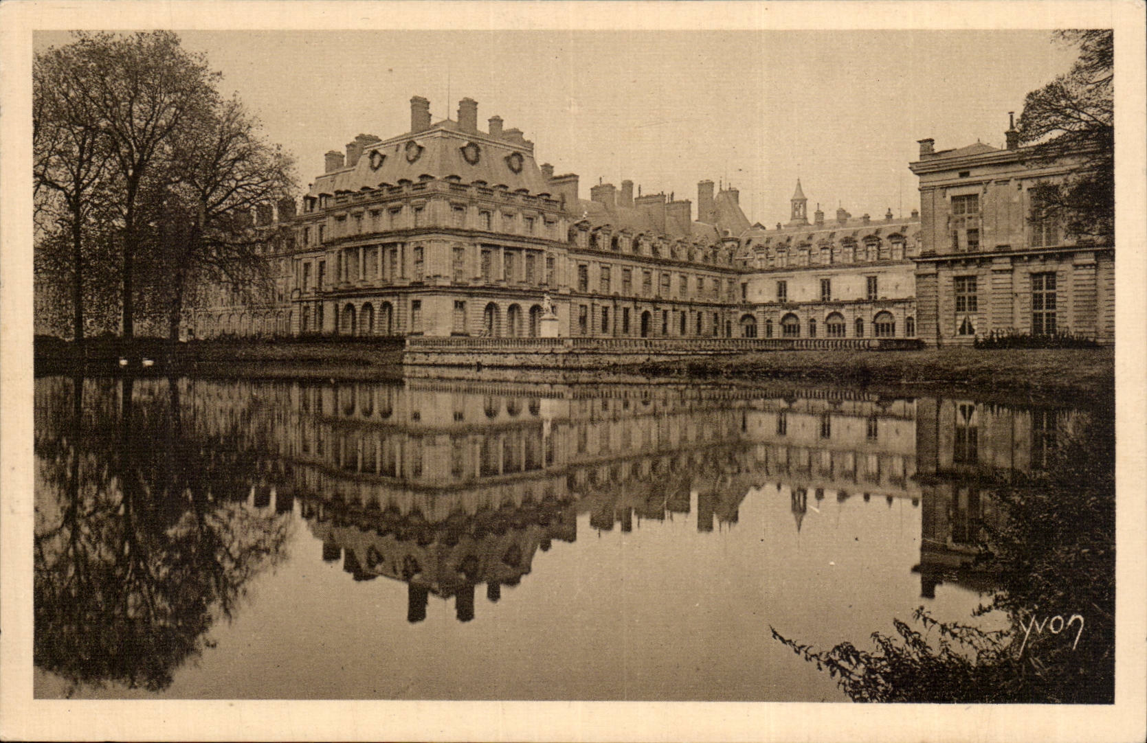Castello di Fontainebleau — Vista generale — Edizione d'Arte YVON