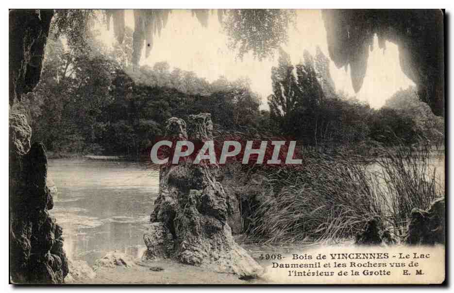 Bois de Vincennes - Le Lac Daumesnil et les Rochers vus de l'intérieur de la Grotte - E. M.