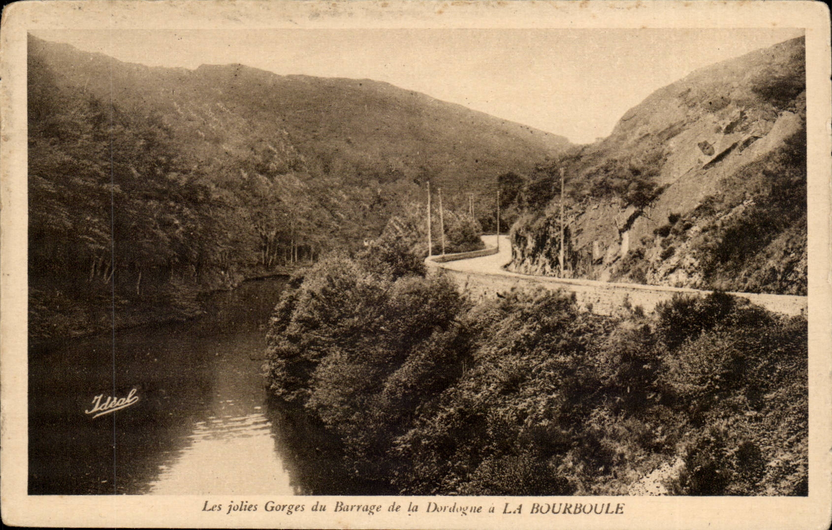 Les jolies Gorges du Barrage de la Dordogne à LA BOURBOULE — Idéal