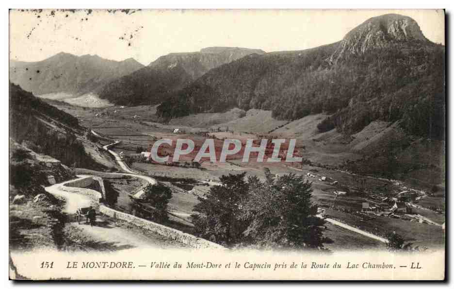 Mont Dore CPA Vallee du mont Dore et le Capucin pris de la route du lac Chambon