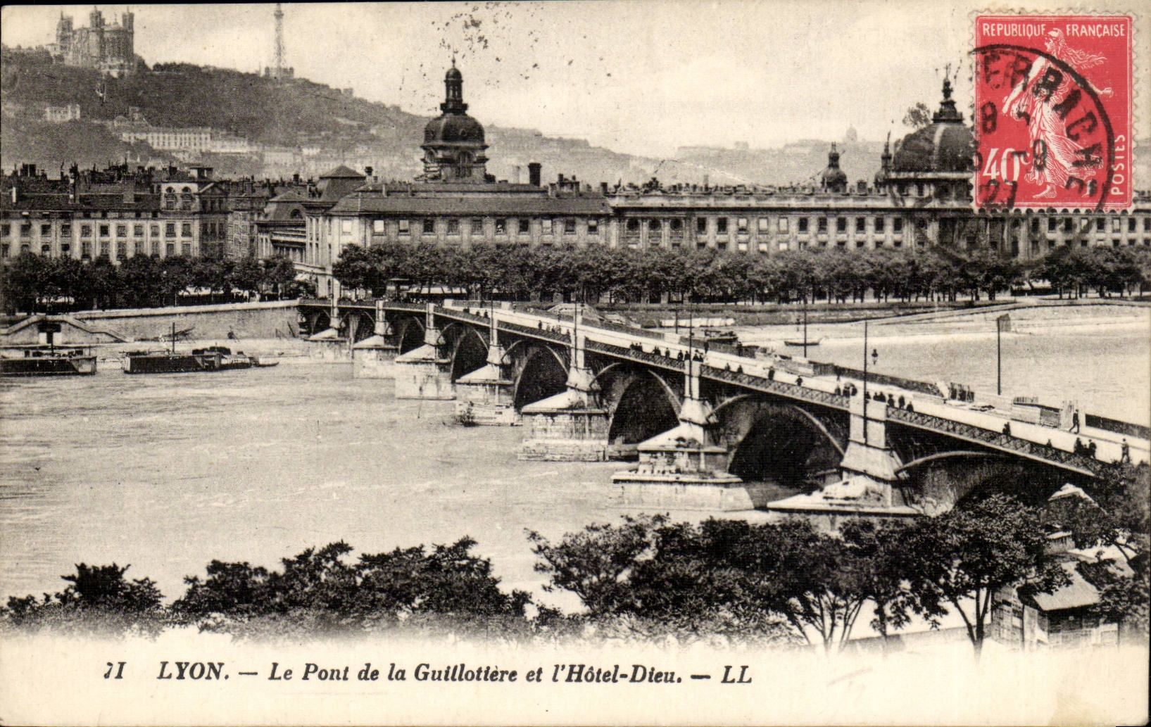 Lyon CPA Le pont de la Guillotiere et l'hotel Dieu