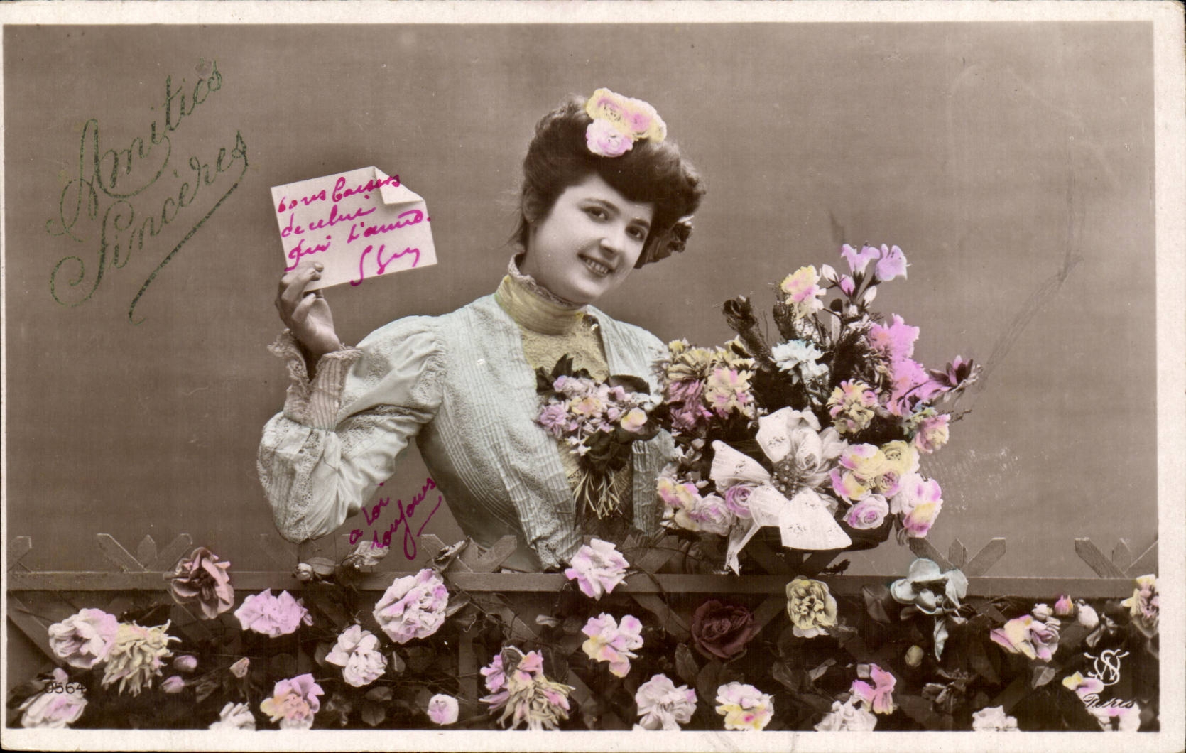 Femme avec bouquet de fleurs — carte postale colorisée — éditeur DS, n° 3564