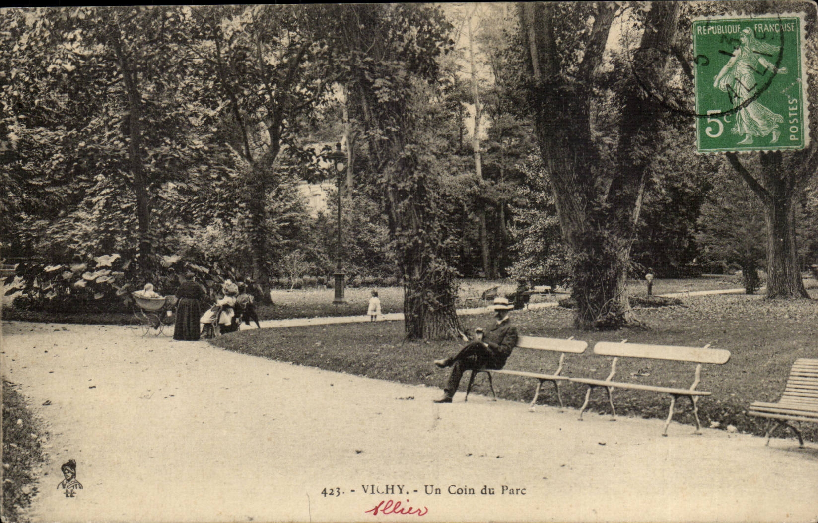 Vichy CPA Un coin du parc