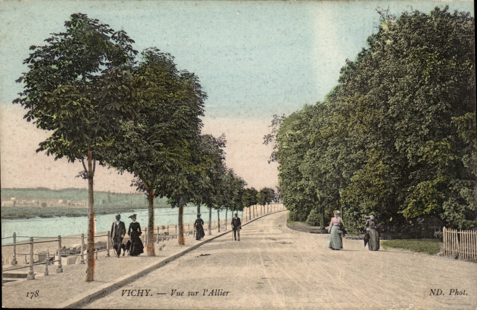 Vichy CPA Vue sur l'Allier