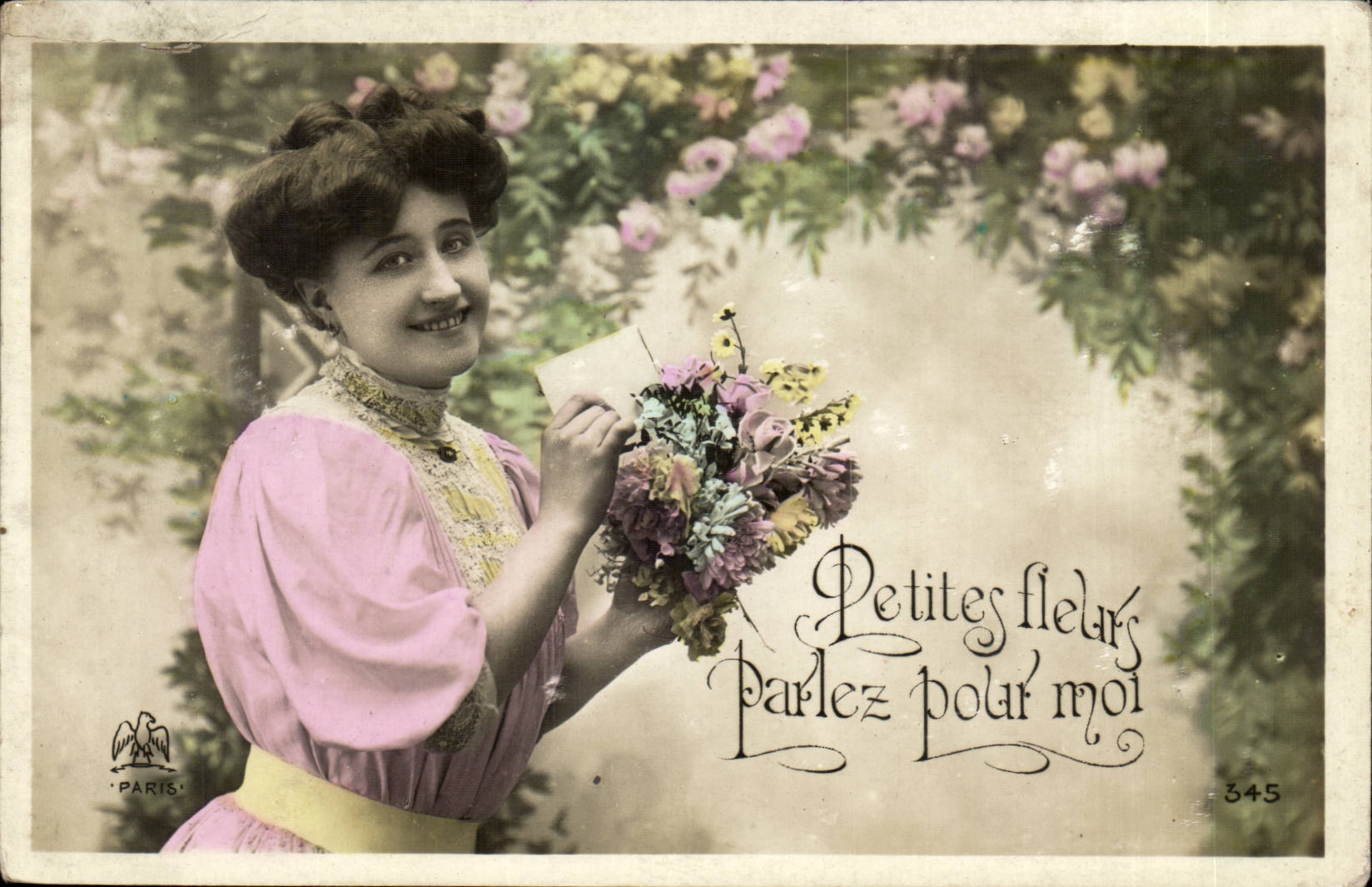 Femme en robe rose tenant un bouquet — 'Petites fleurs, parlez pour moi' — Paris, n° 345 - Recto