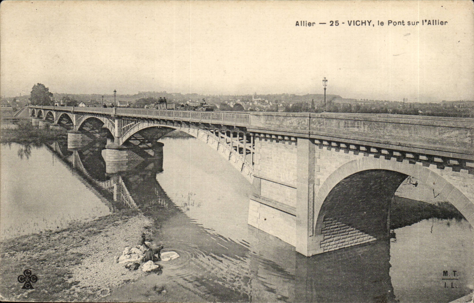 Vichy CPA Le pont sur l'allier (lavandieres)
