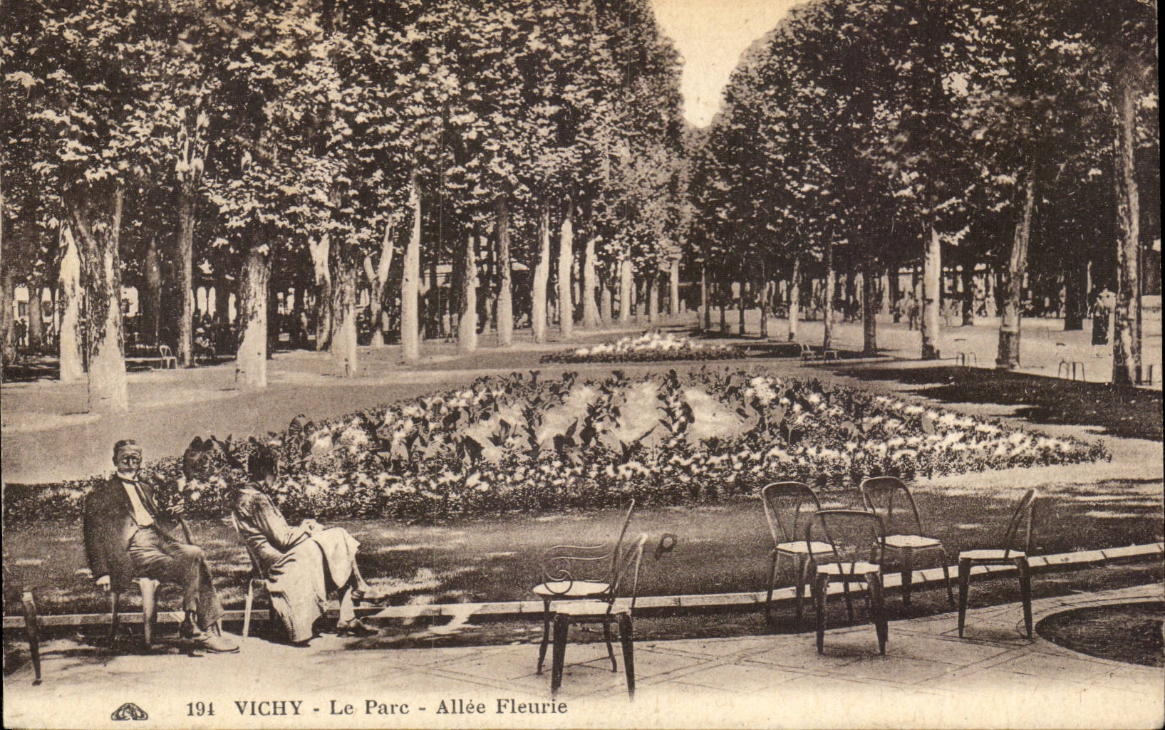 Vichy CPA Le parc Allee fleurie