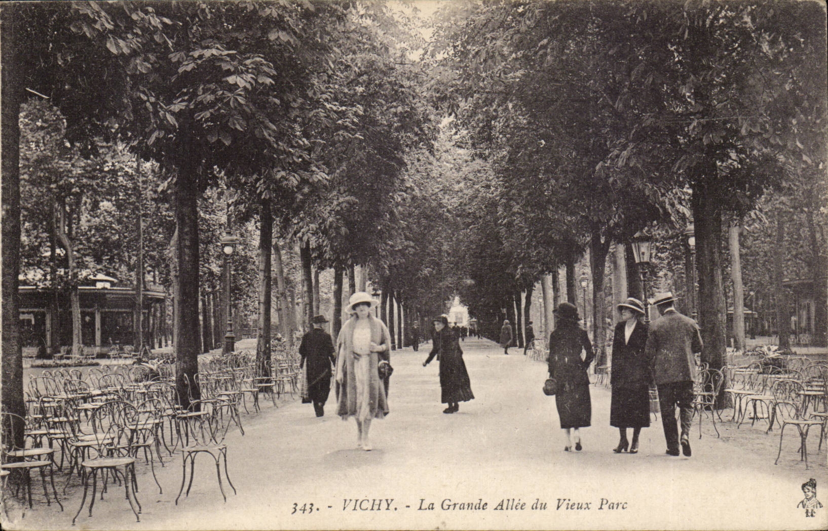 Vichy CPA La grande allee du vieux parc