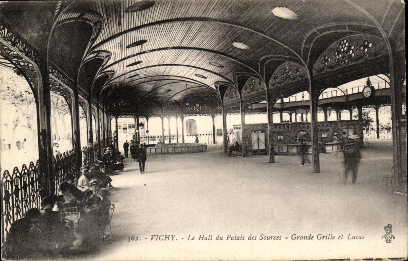 Vichy CPA Le hall du palais des sources Grande grille et Lucas
