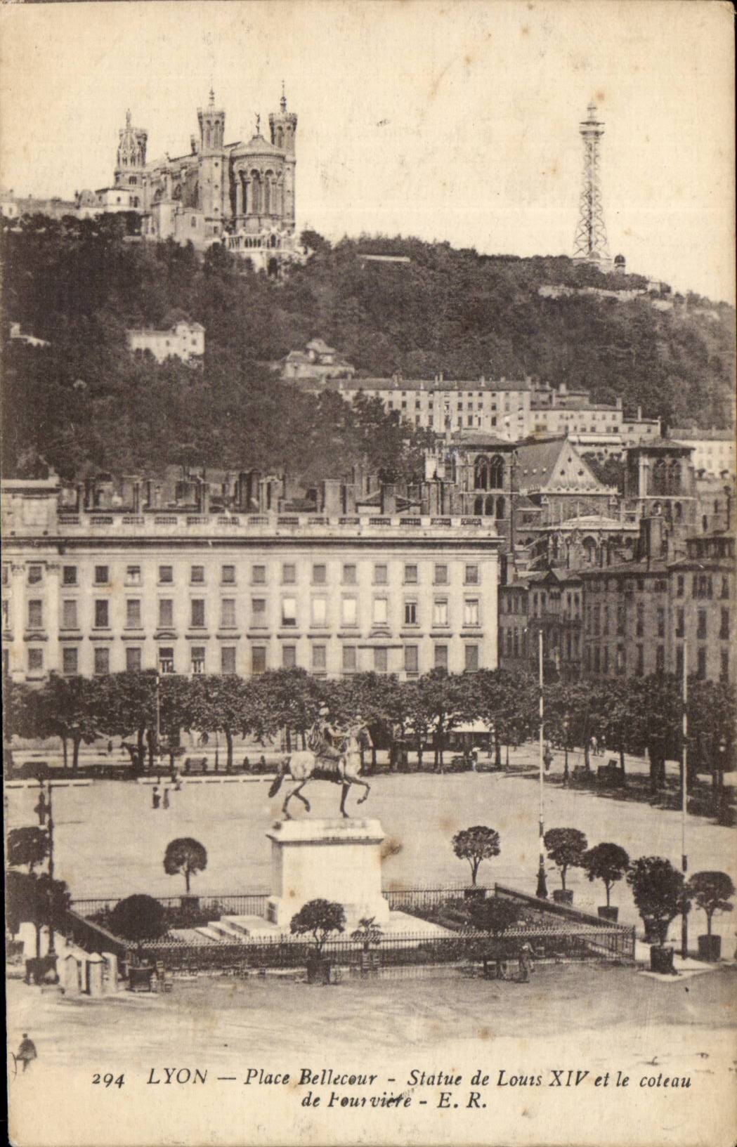 Lyon CPA Place Bellecour Statue de Louis XIV et le coteau de Fourviere