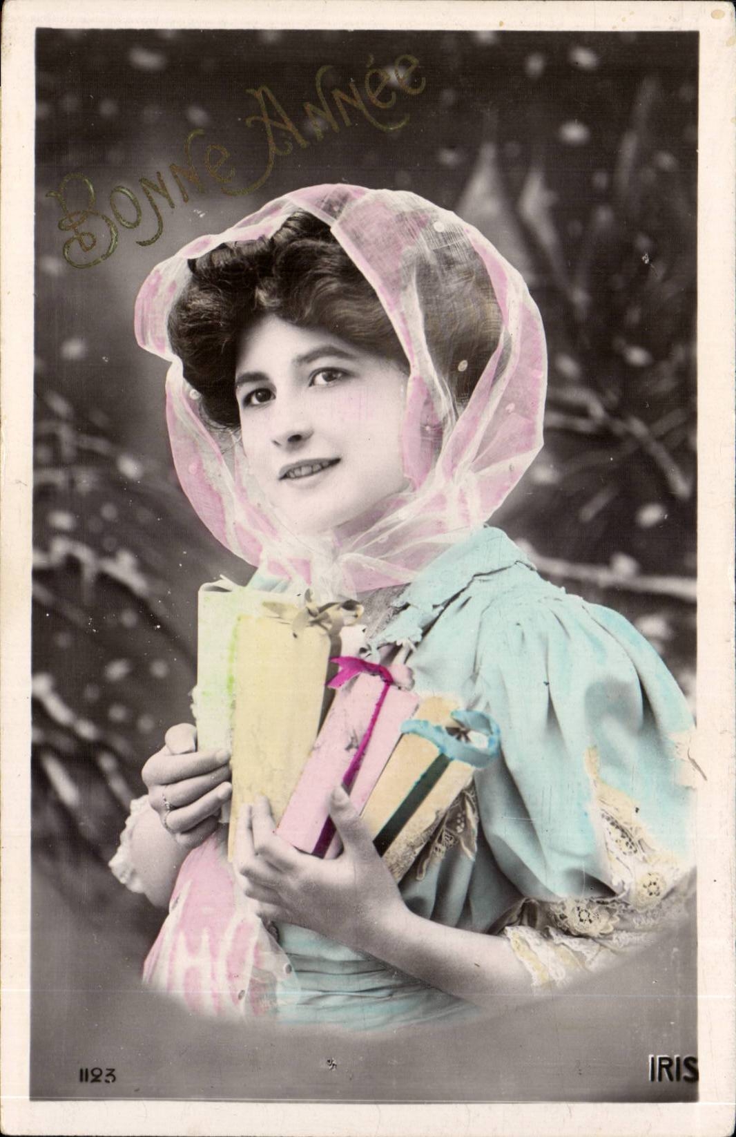Jeune femme en bonnet rose — carte de vœux 'Bonne Année' — IRIS n°1123