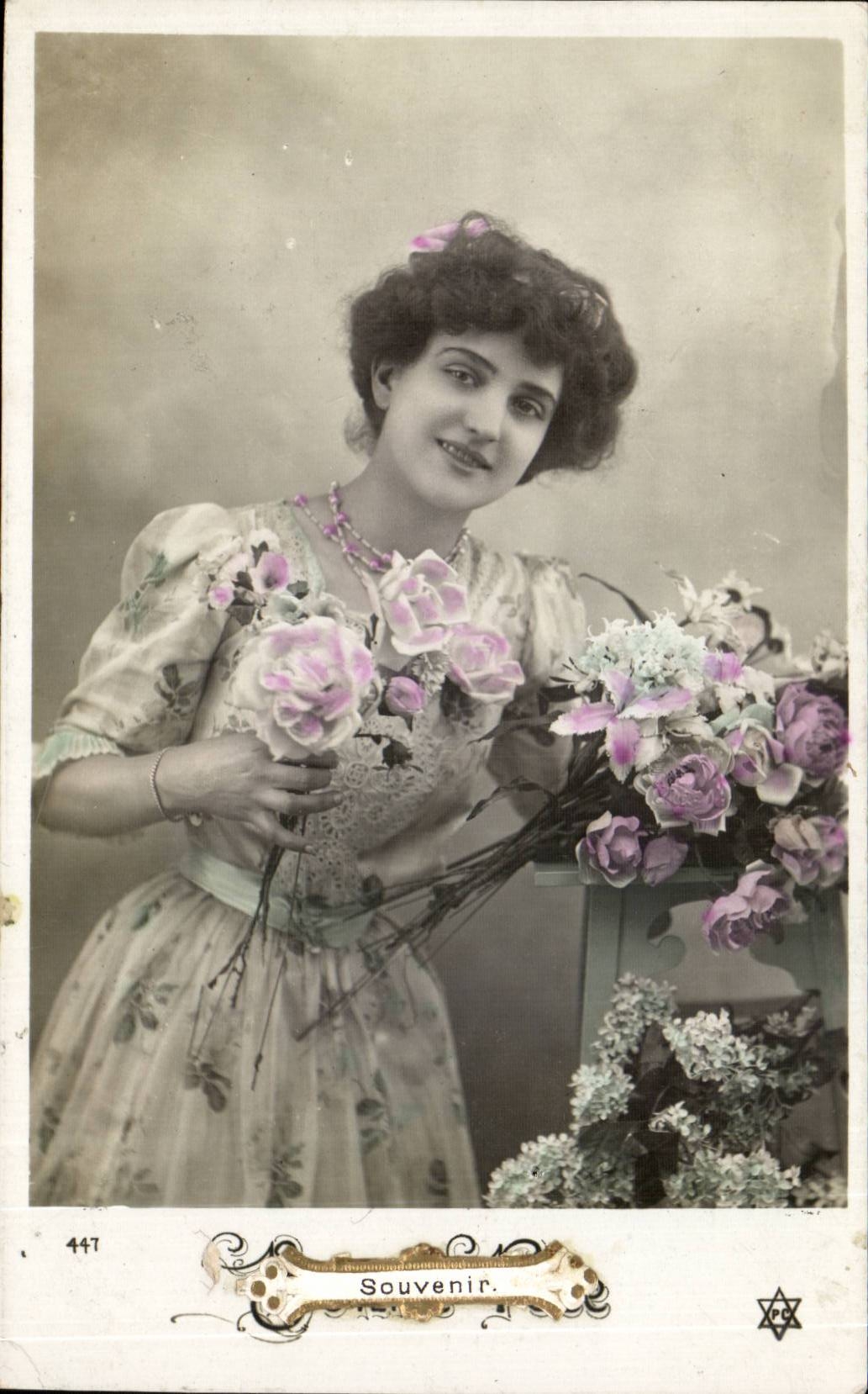 Donna con mazzo di fiori — Ricordo — Editore sconosciuto, n° 447