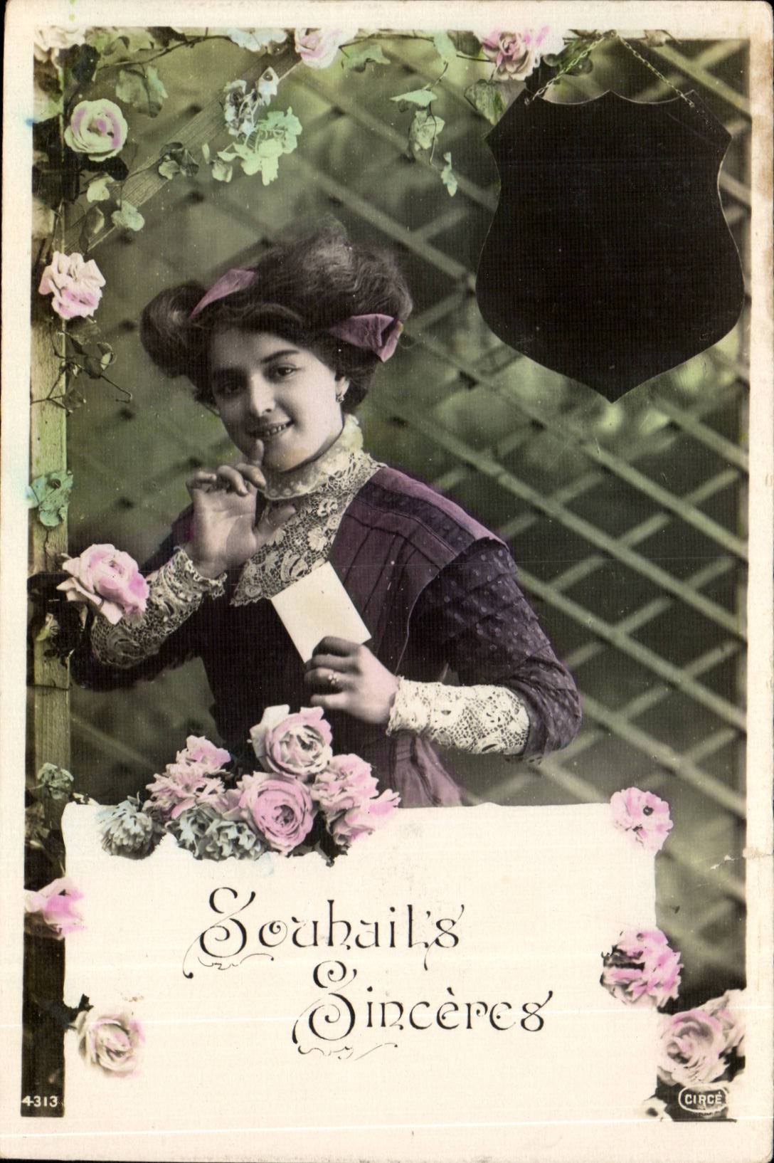 Jeune femme souriante — roses et décor floral — éditeur CIRCE n°4313