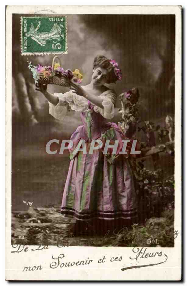 Femme en robe colorée tenant un panier de fleurs — éditeur WAIERY, n°113