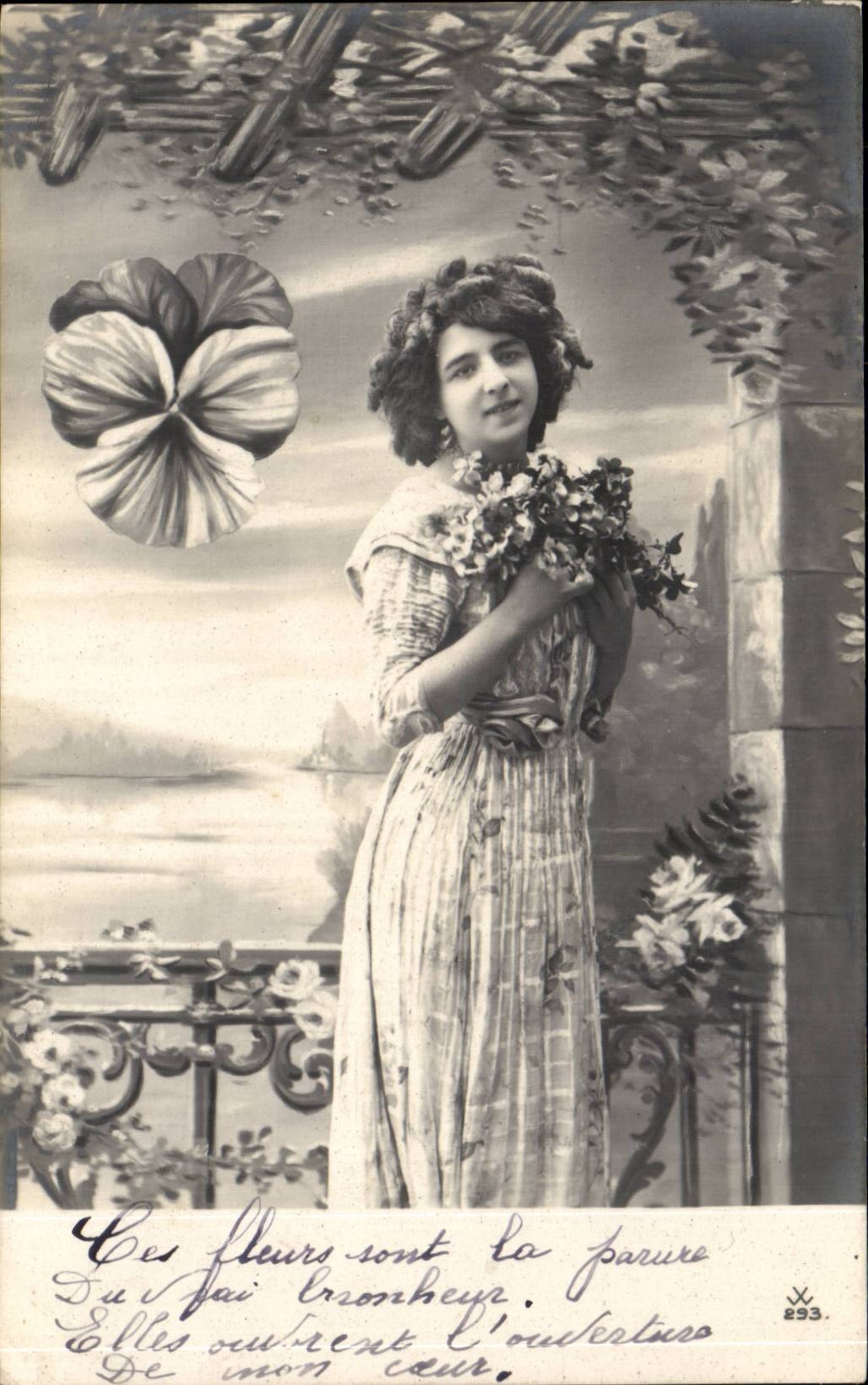 Fantaisie - Femme - fleurs - CPA 