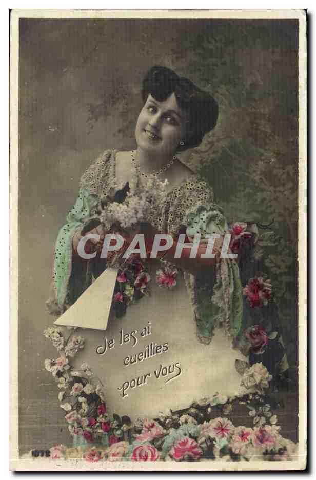Femme en robe à motifs — avec bouquet de fleurs — éditeur non identifié
