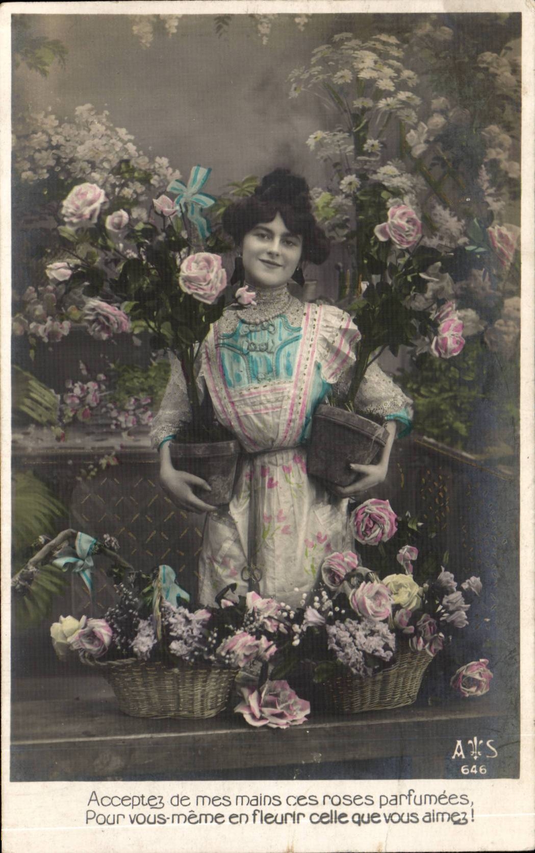 Fantaisie - Femme - acceptez de mes mains ces roses parfumees - CPA 
