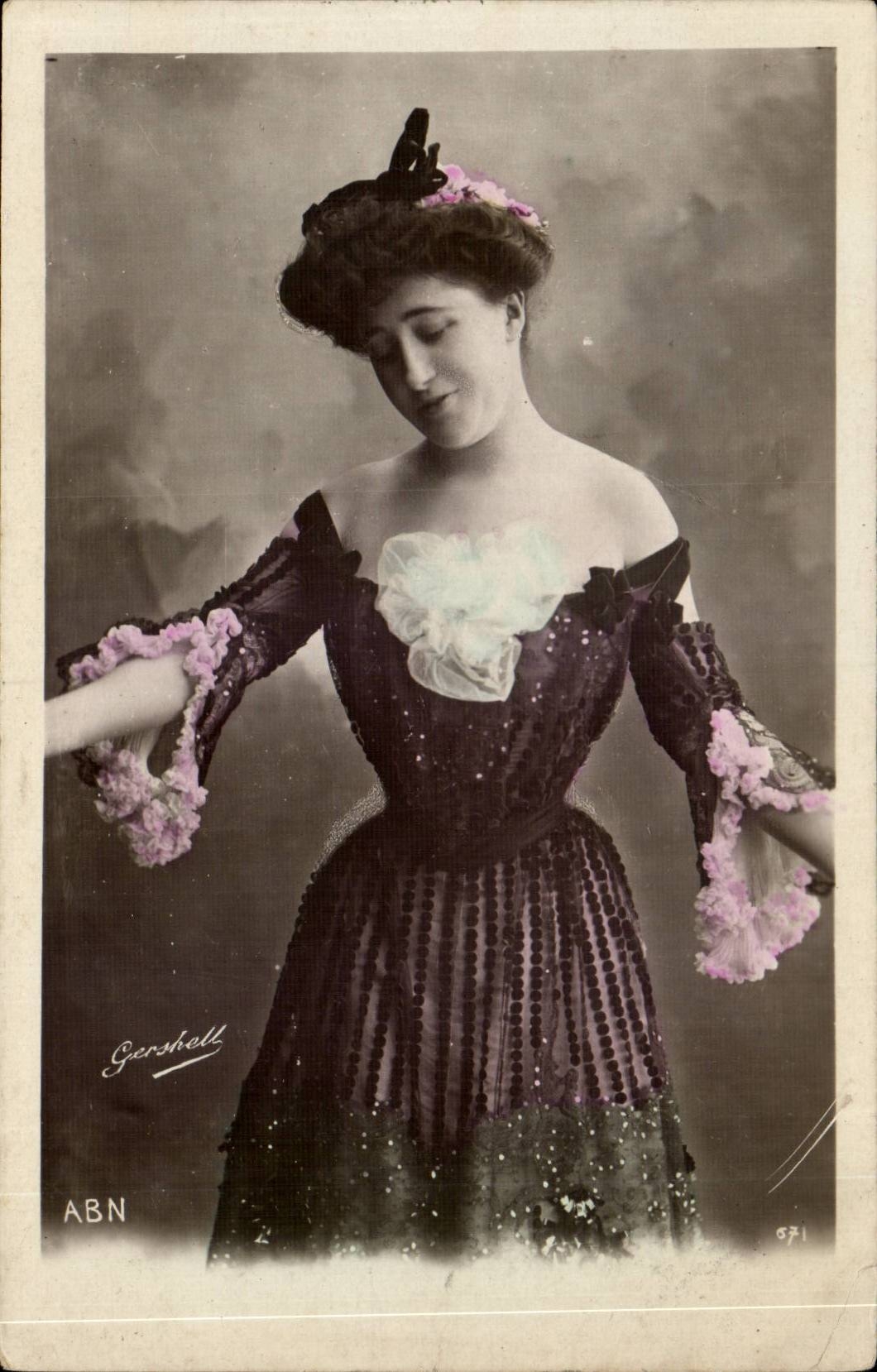 Jeune femme en robe de soirée — Gershell — n° 571