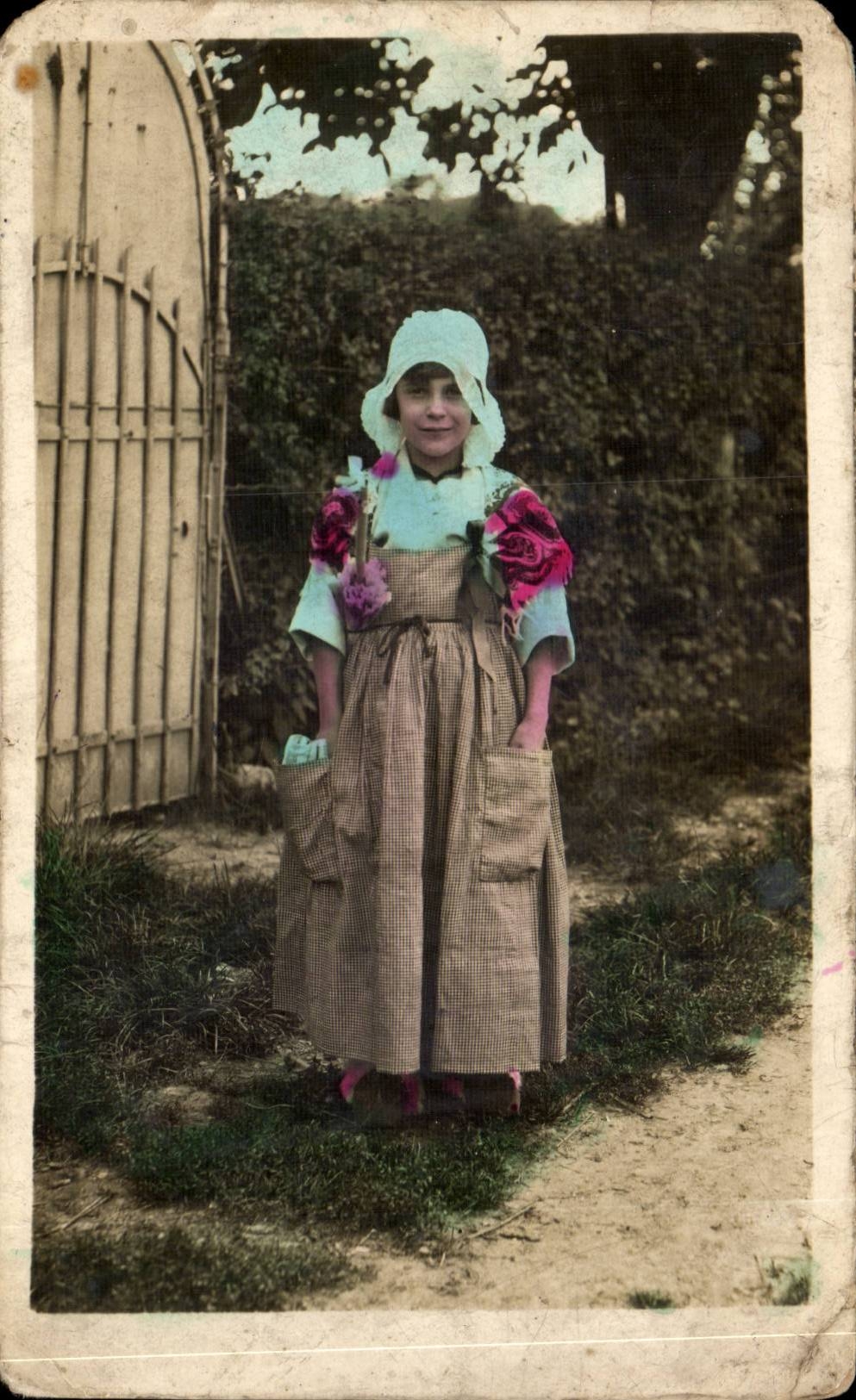 Fantaisie - Enfant - child at gate with sun bonnet - CPA 