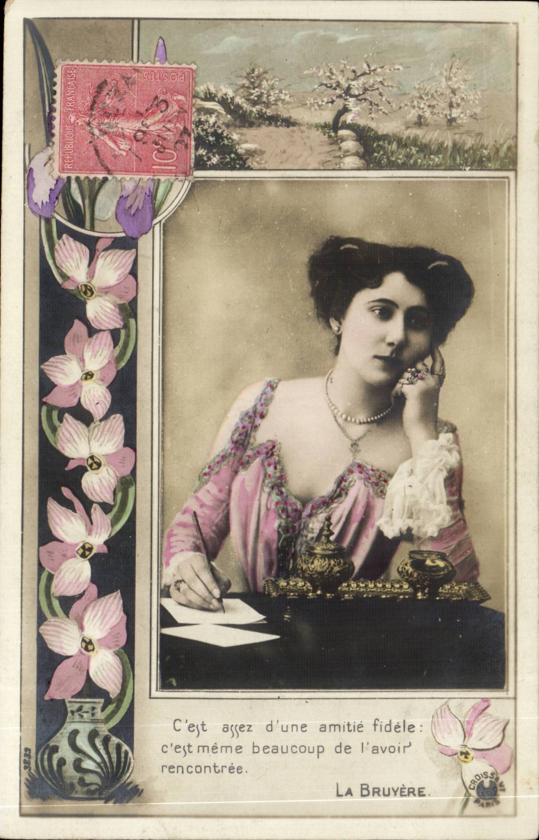 Mujer al lado de la mesa — texto de La Bruyère — editor Croise, n° 393