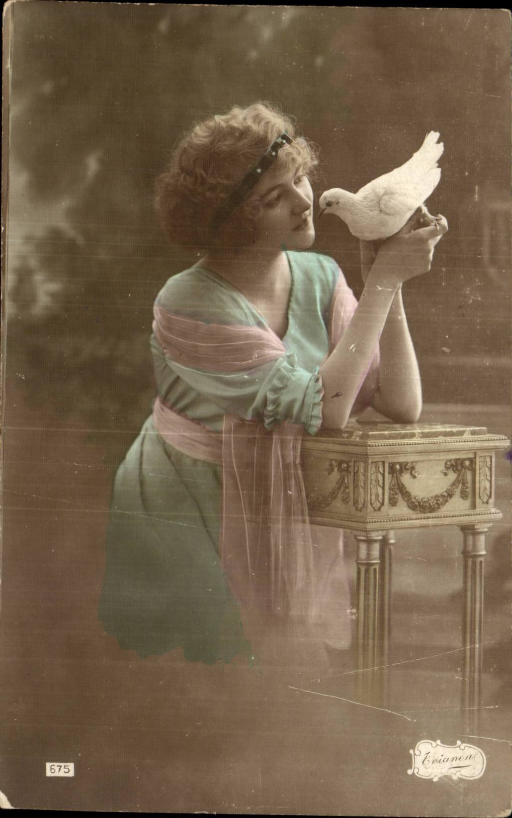 Fantaisie - Femme - oiseau - colombe - Lovely lady communing with a dove- curly hair - CPA 