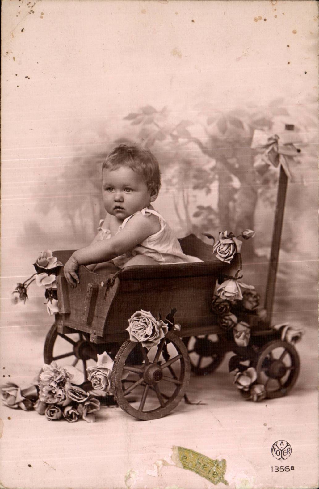 Fantaisie - Fleurs - Bebe - Chubby baby sitting in wagon with roses - CPA 