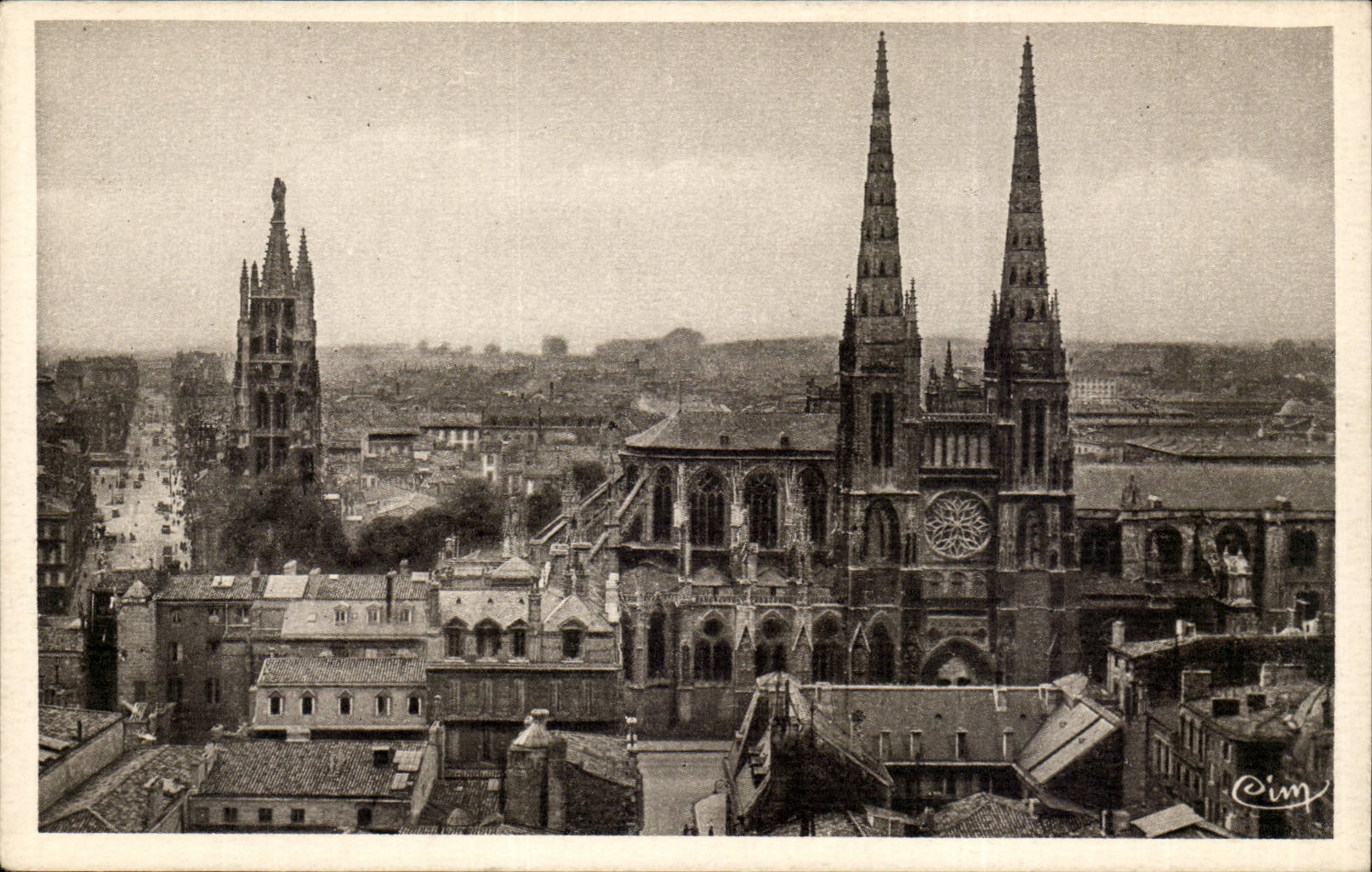 Bordeaux CPA Cathedrale Saint Andre et tour Pey Berland Vue d'ensemble