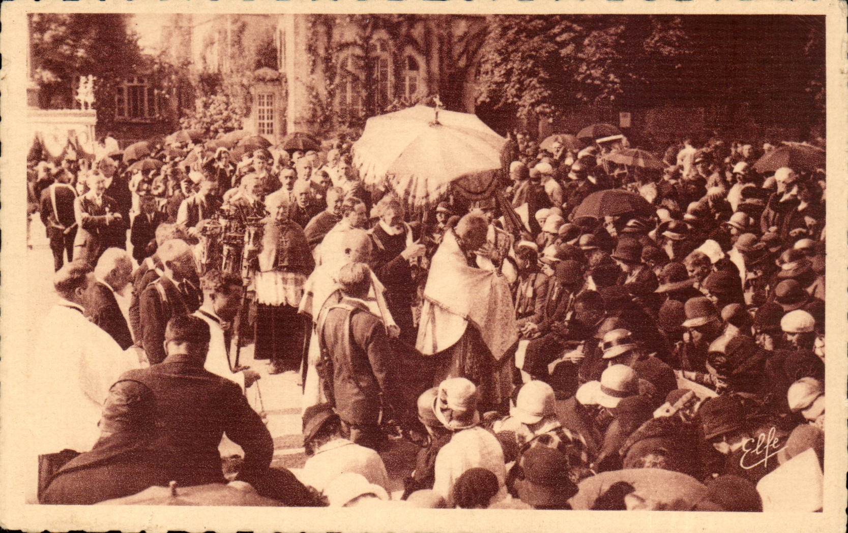 Lourdes — La bénédiction des malades sur l'esplanade du Rosaire — Éditeur : Pyrénées-Océan, Toulouse