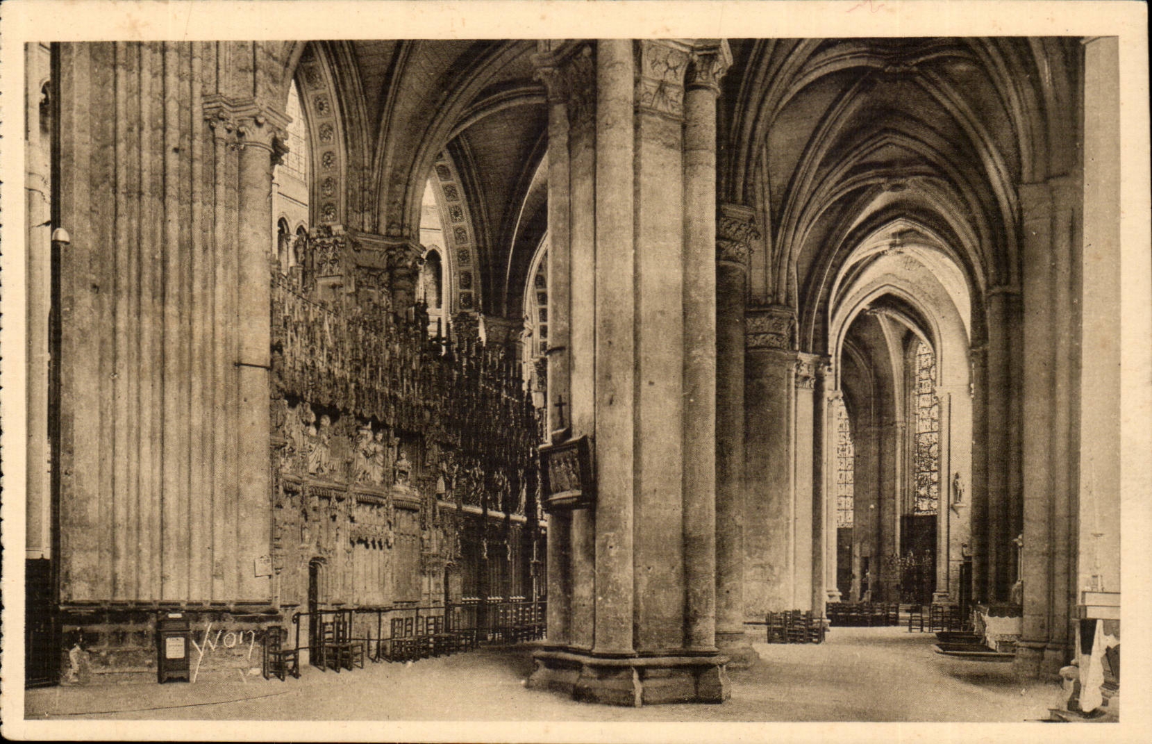 Chartres — Intérieur de la Cathédrale, Le Déambulatoire — Éditions d'Art YVON, Paris