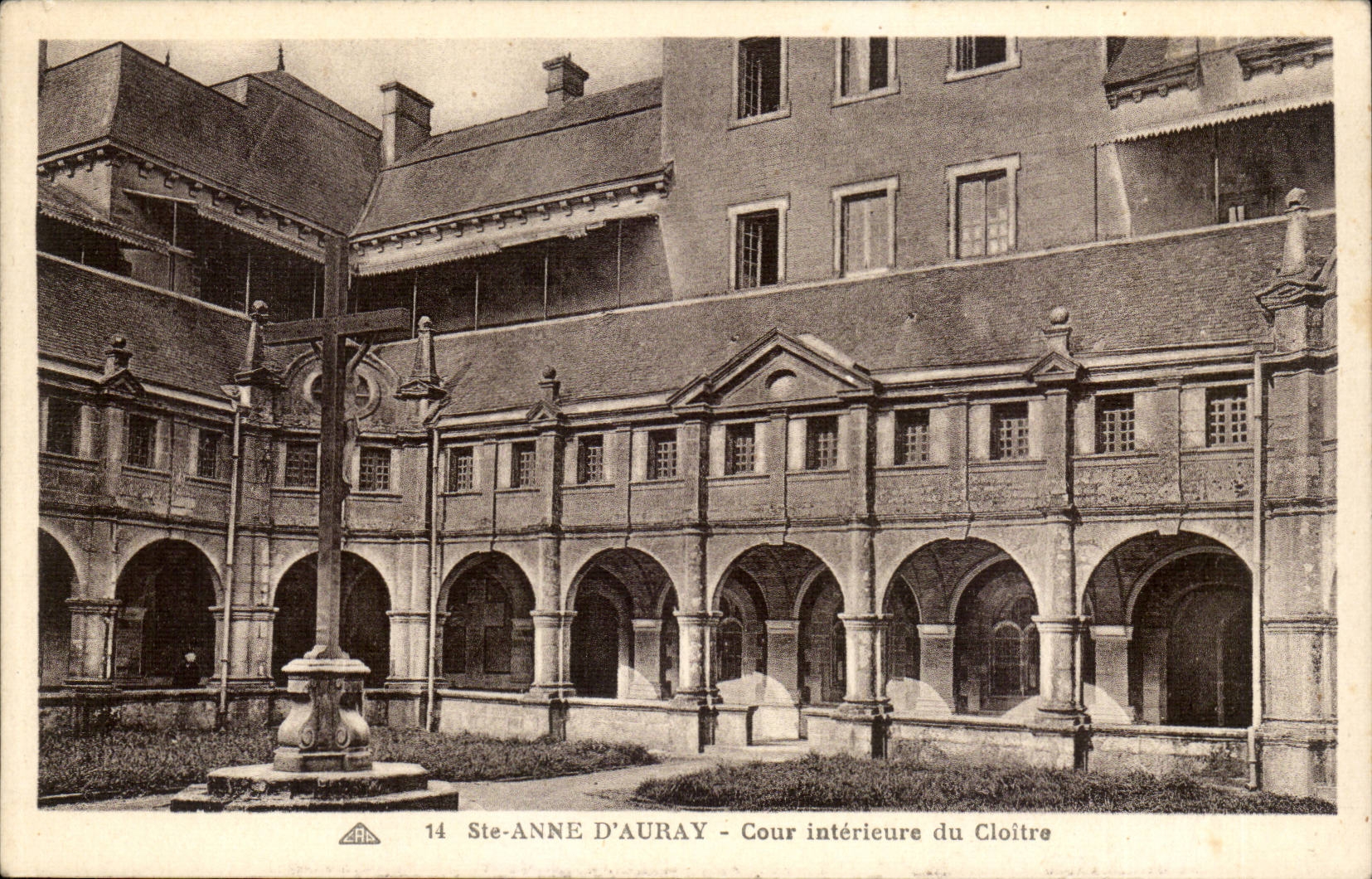 Sainte Anne d'auray CPA Cour interieure du cloitre
