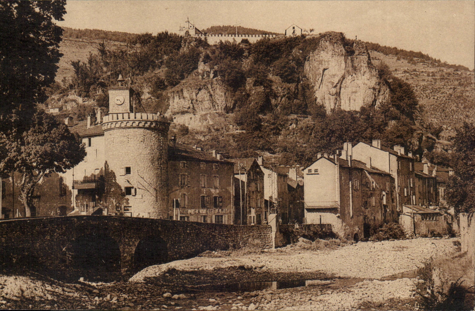 Meyruels CPA La tour de l'horloge et la chapelle de ND de Bonsecours