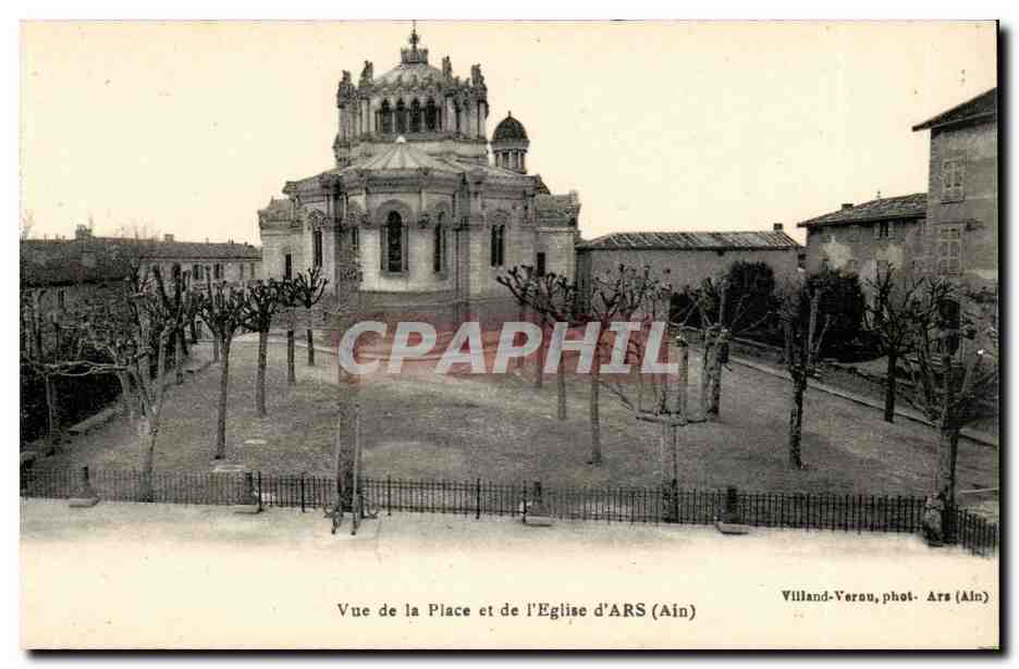 CPA Vue de la place et de l'eglise Ars