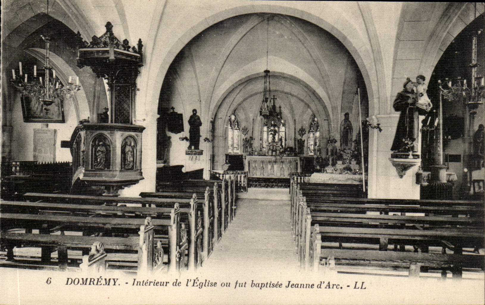 Domrémy — Intérieur de l'Église où fut baptisée Jeanne d'Arc — LL