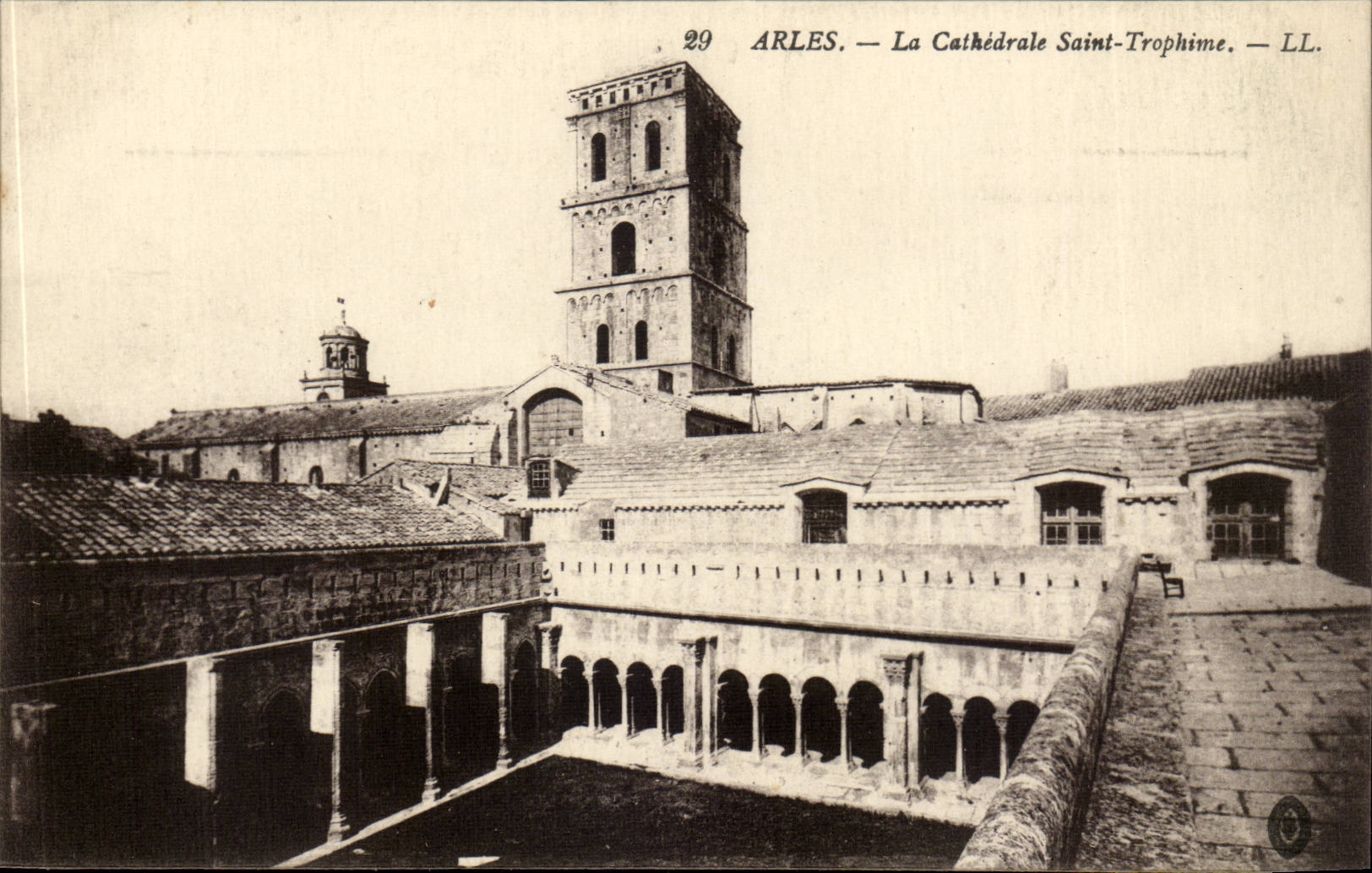Arles CPA LA cathedrale Sainte Trophime