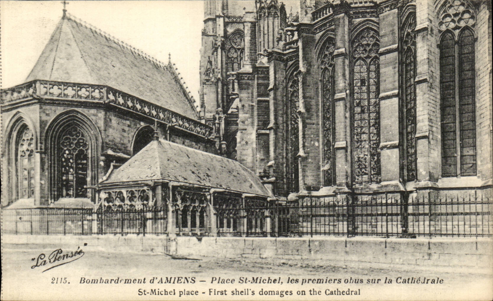 Amiens CPA Place St Michel Les premiers obus sur la cathedrale 