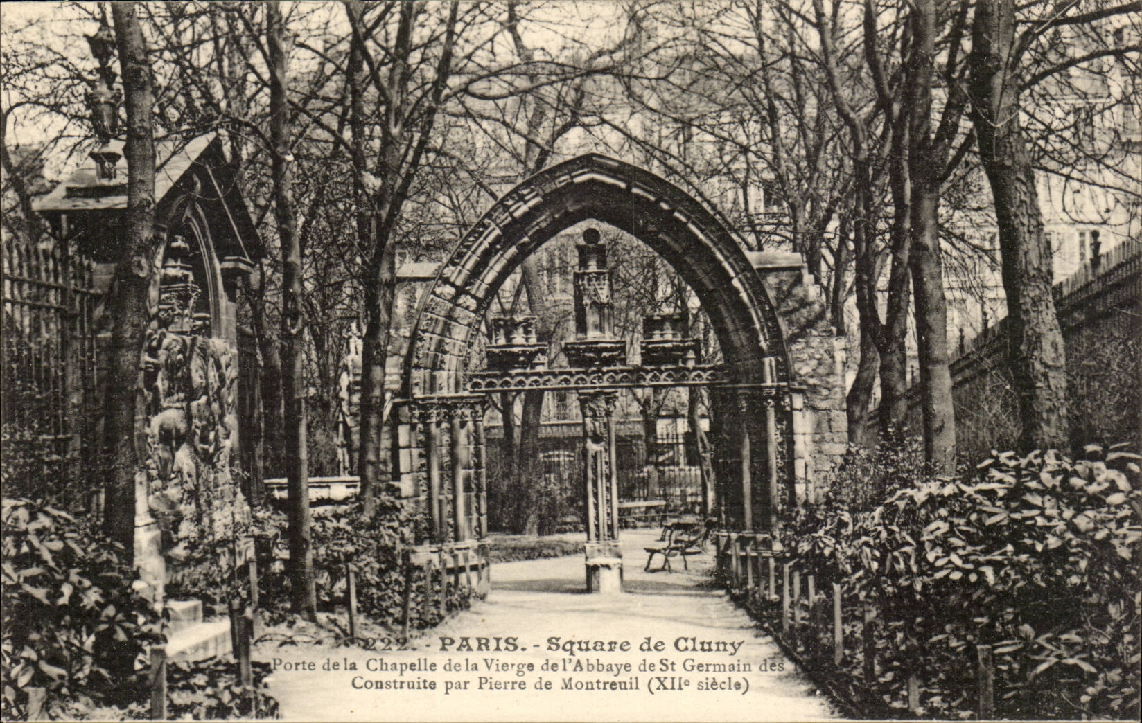 Paris (5eme) Square de Cluny Porte de la chapelle de la vierge de l'abbaye de St Germain construite pierre Montreuil