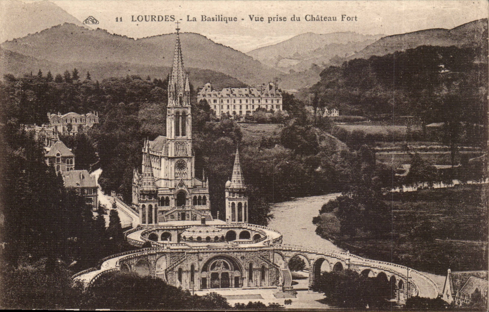Lourdes CPA La basilique Vue prise du chateau fort