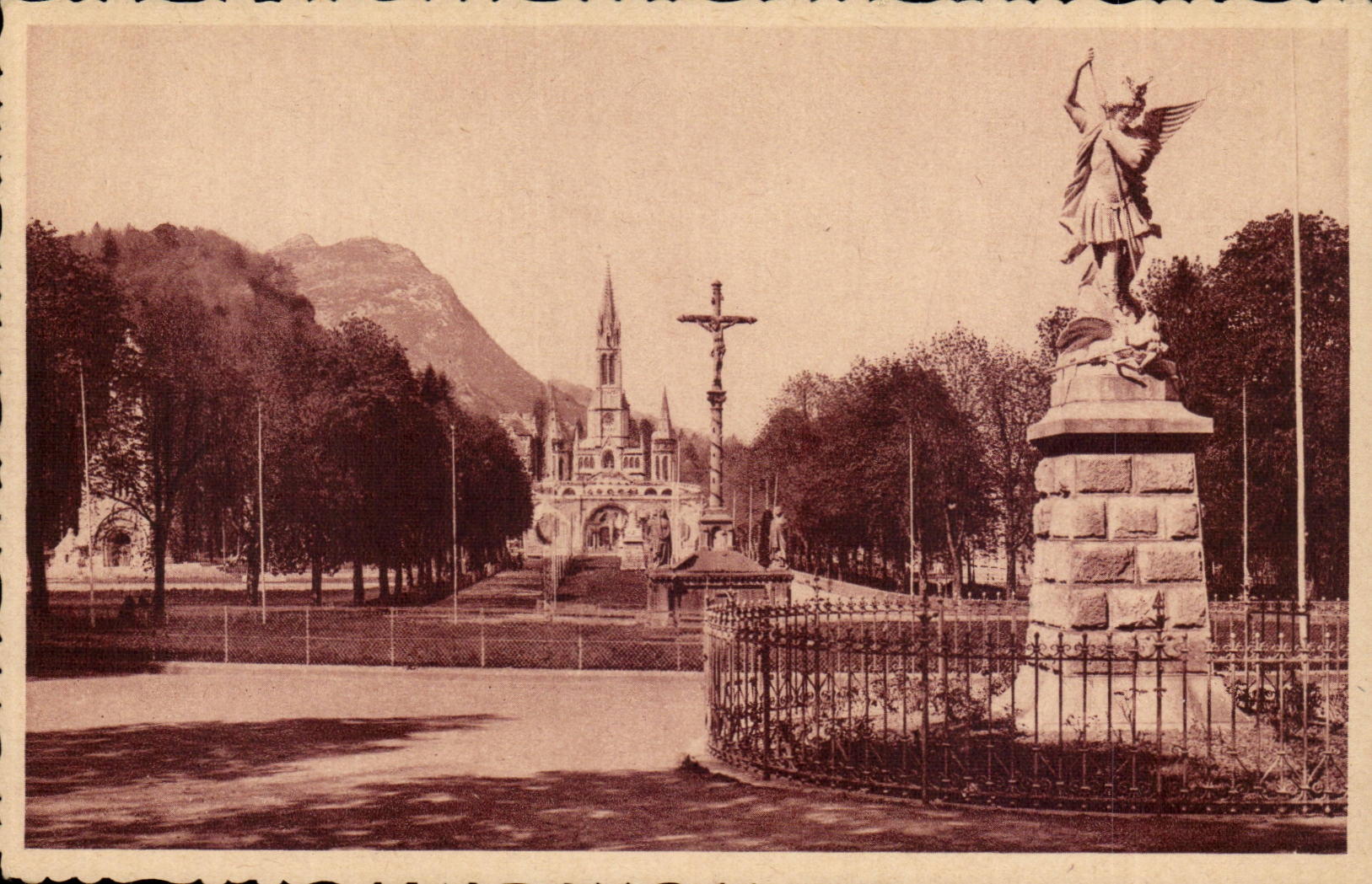 Lourdes — Saint-Michel, la Croix des Bretons et la Basilique — Édition P. Douze Lourdes
