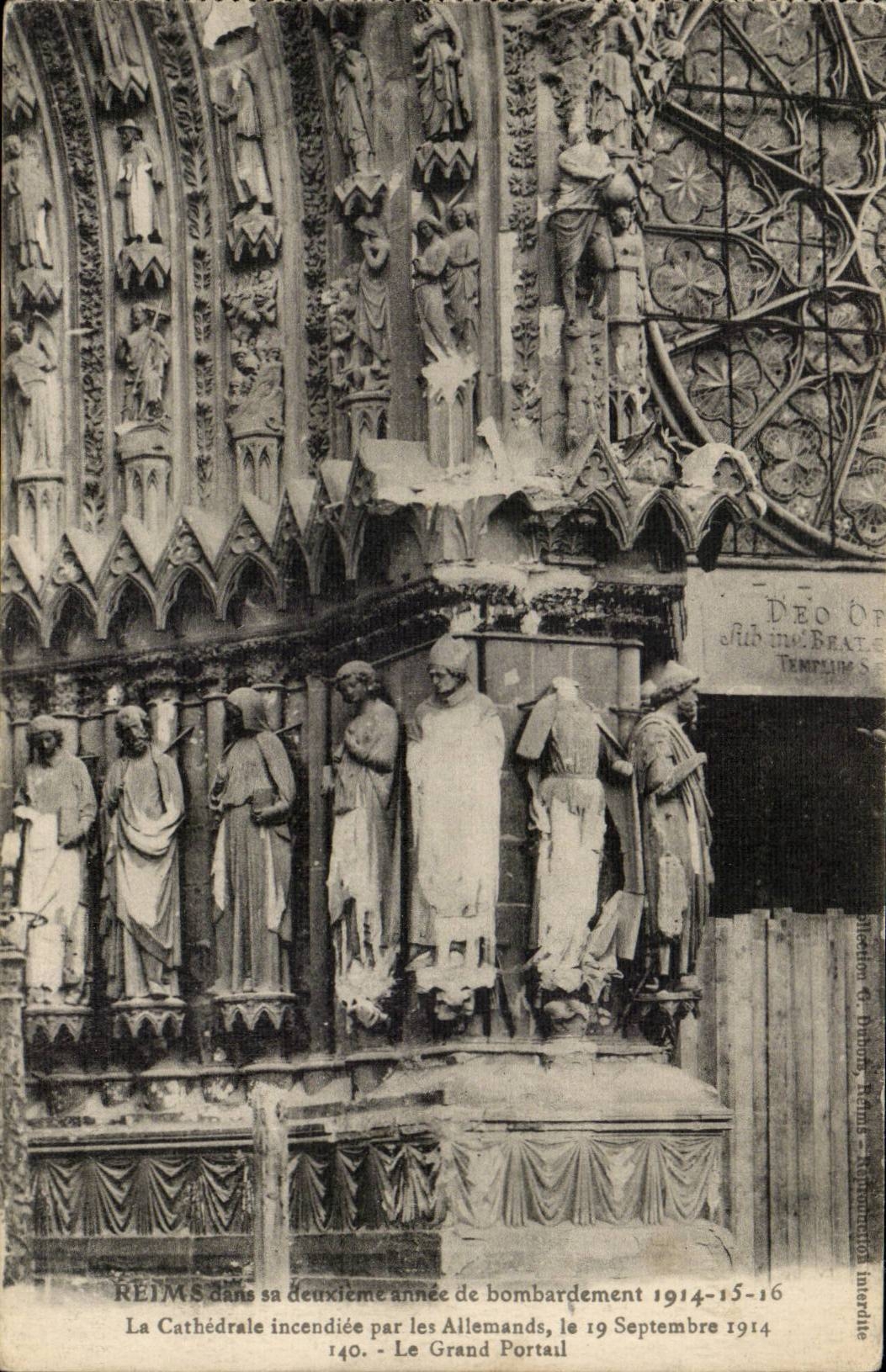 reims CPA dans sa deuxieme annee de bombardement La cathedrale incendiee par les allemands le 19 septembre 1914 portail