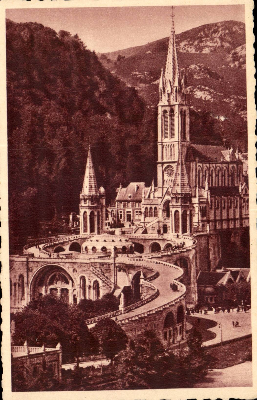 Lourdes CPA La basilique vue de cote