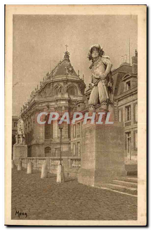 Versailles CPA La chapelle (construite par mansart) et la cour des Ministres